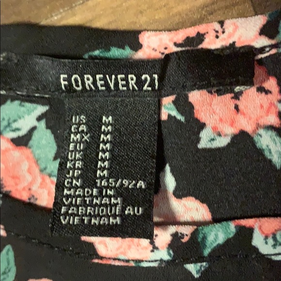 Pretty Roses Crop Top✨ - Picture 2 of 3